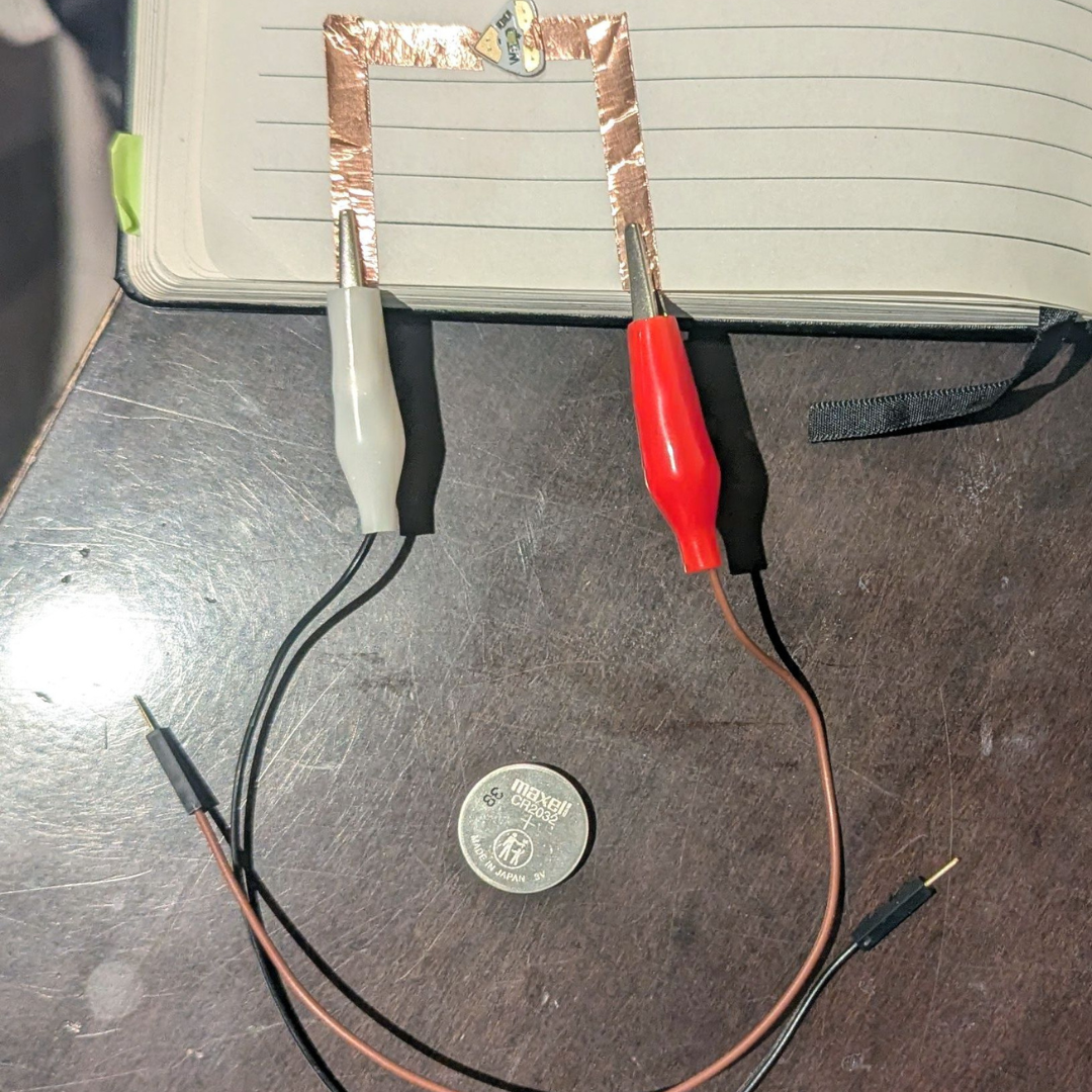 It can be seen, but when I connected the end of the alligator clips to the battery, the LED didn’t light up. Probably, this time the LED was loose because I feel this circuit should have worked.